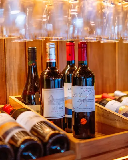 Garrafas de vinho tinto francês na adega