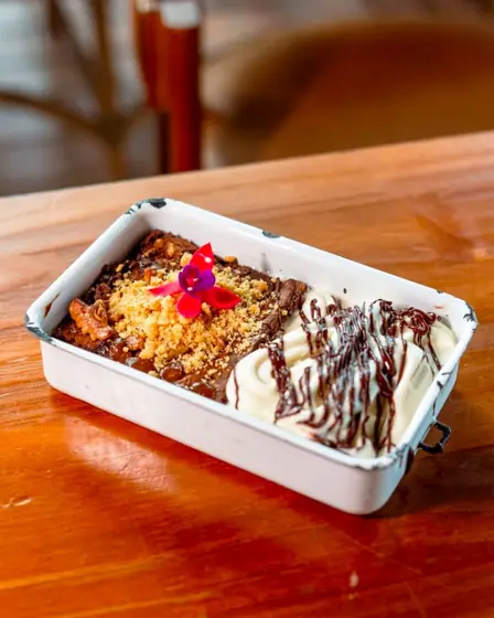 Brownie com sorvete de baunilha e calda de chocolate