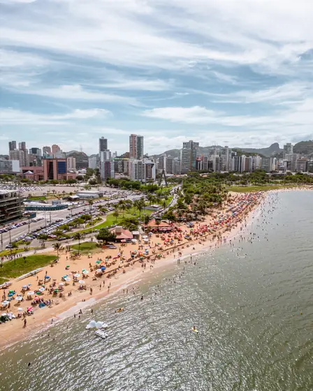 A Curva da Jurema vista do alto, com a praia e a cidade de Vitória ao fundo