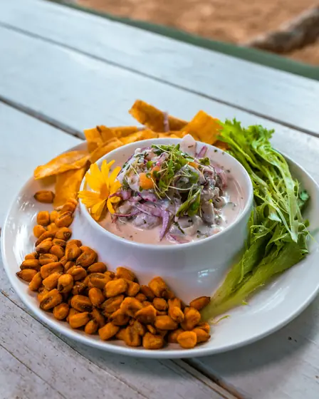 Ceviche clássico com milho crocante, banana chips e folhas