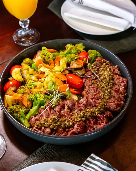 Entrecote fatiado com chimichurri e legumes salteados