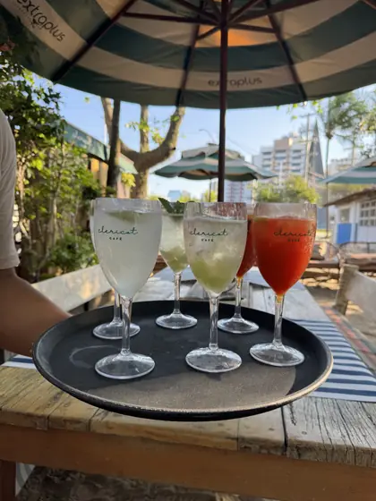 Bandeja com taças de drinks servidas em um evento