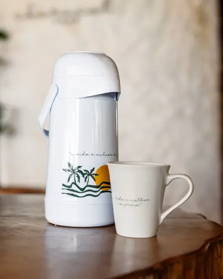 Garrafa térmica de café com caneca da marca