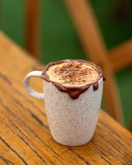 Caneca de café com leite e borda de chocolate