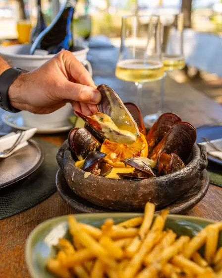 Mexilhões ao vinho branco com batata frita