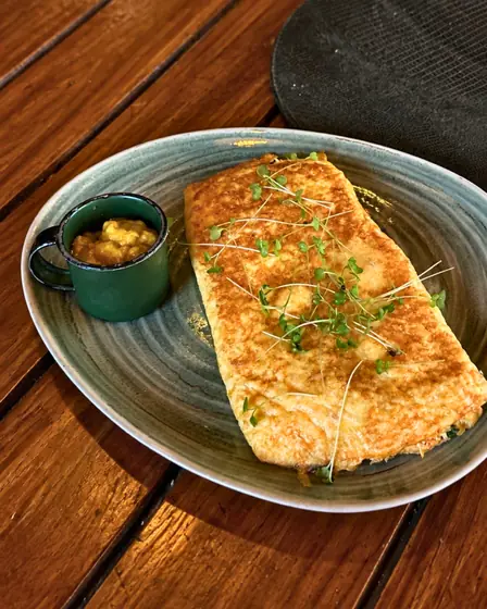 Omelete servida em prato de cerâmica verde