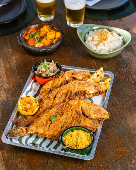 Peroá frito com farofa, vinagrete, arroz e acompanhamentos