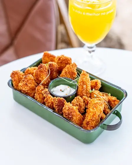 Tiras de frango crocante com molho