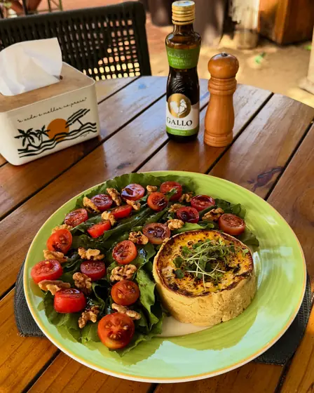Quiche de salmão com salada de tomates, folhas e nozes