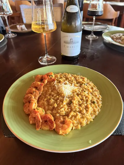 Risoto com camarões grelhados, servido com vinho branco
