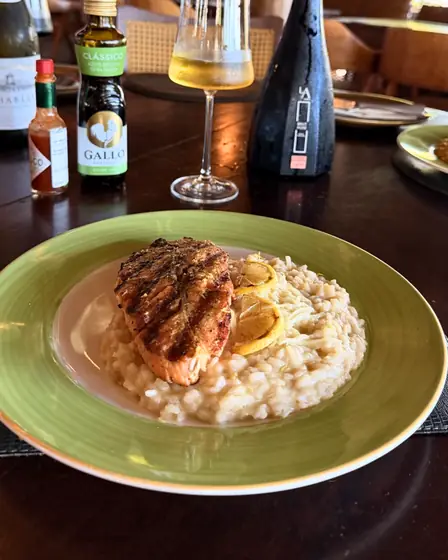 Risoto com posta de salmão grelhada e limão
