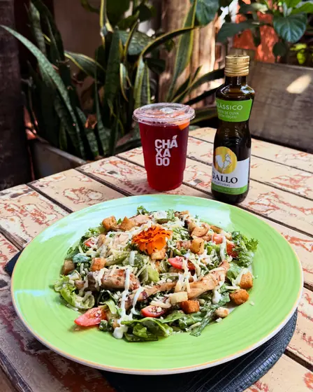 Salada Caesar com frango e croutons