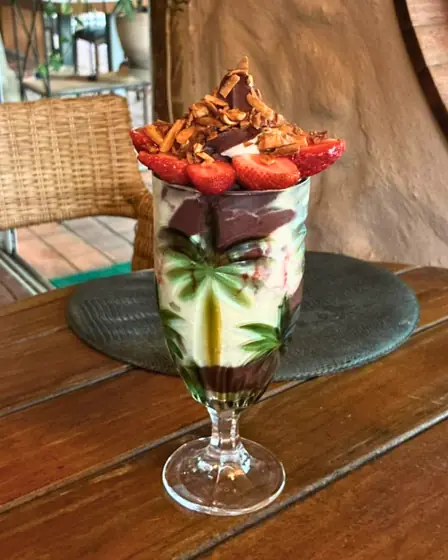 Taça gelada com sorvete, chocolate e morangos