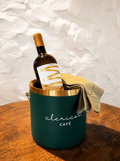Garrafa de vinho no balde verde do Clericot